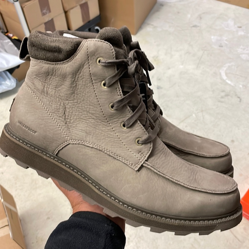 Sorel Madson II moc Toe WP display shoes like new